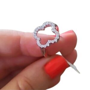 💥3/$55💥Silver Clover Ring with Inlaid Cubic Zircinia size 7